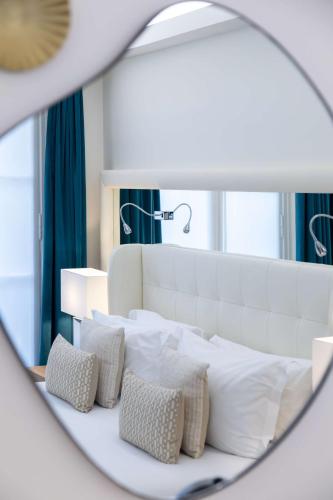 Ένα ή περισσότερα κρεβάτια σε δωμάτιο στο Hotel Camille Paris Tapestry Collection by Hilton