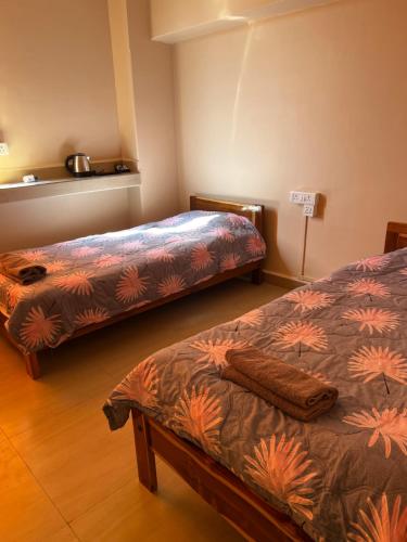 Zimmer mit 2 Betten in einem Zimmer in der Unterkunft Hotel Dinthar Zara in Aizawl