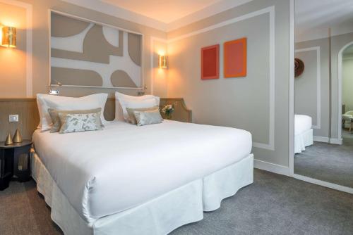 Ένα ή περισσότερα κρεβάτια σε δωμάτιο στο Hotel Camille Paris Tapestry Collection by Hilton