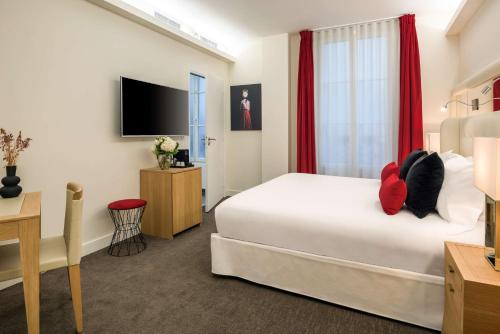 Ένα ή περισσότερα κρεβάτια σε δωμάτιο στο Hotel Camille Paris Tapestry Collection by Hilton