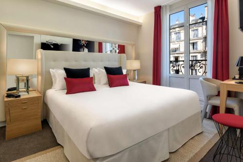 Ένα ή περισσότερα κρεβάτια σε δωμάτιο στο Hotel Camille Paris Tapestry Collection by Hilton