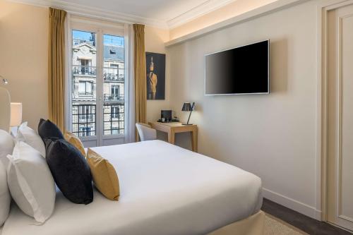 Μια τηλεόραση ή/και κέντρο ψυχαγωγίας στο Hotel Camille Paris Tapestry Collection by Hilton