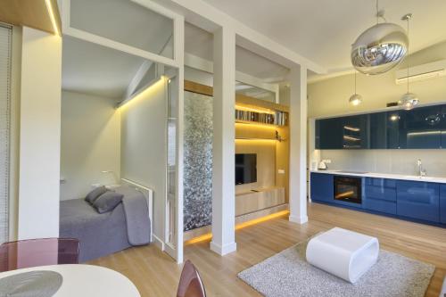 sala de estar con sofá y cocina en Apartamentai Aqua, en Druskininkai