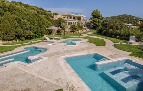 uma imagem de uma piscina num resort em Conrad Chia Laguna Sardinia em Chia
