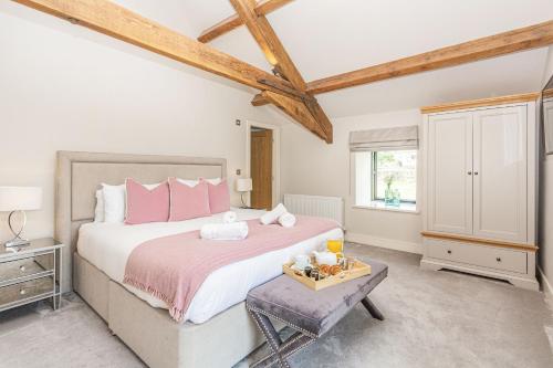 - une chambre avec un grand lit et des oreillers roses dans l'établissement Dallicar House, à Settle