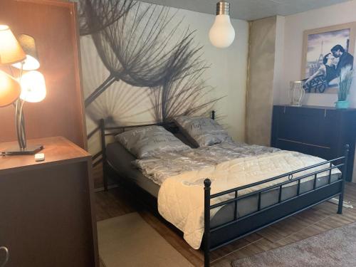 1 dormitorio con cama, mesa y luces en FEWO Schwalbe, en Hagen
