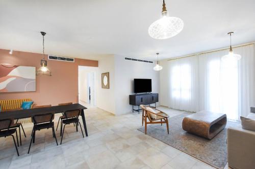 Et sittehjørne på Spacious 3BR in Neve Tzedek by HolyGuest