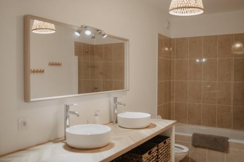 une salle de bain avec deux lavabos et un miroir dans l'établissement Bel appartement climatisé avec place de parking, à Marseille