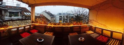 Un balcón con una mesa y sillas y una ventana. en Kindl 's Low Budget, en Viena