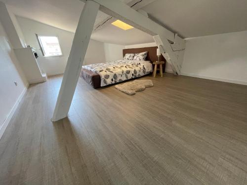 een slaapkamer op zolder met een bed en een trap bij Duplex quartier Saint-Sernin, Toulouse in Toulouse