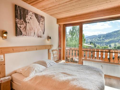 une chambre avec un lit et un balcon dans l'établissement T2 + Coin Nuit, Balcon, Proche Pistes et Centre, Idéal 6 Pers - FR-1-685-43, aux Gets