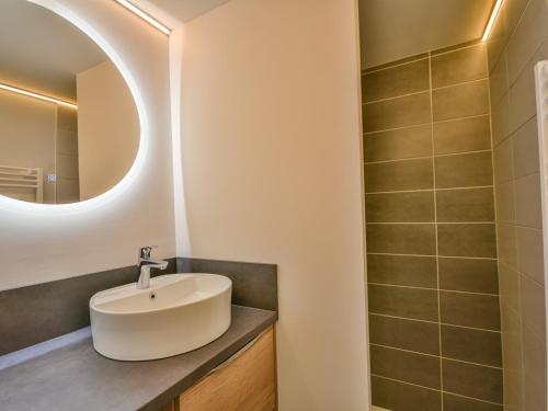 une salle de bain avec un lavabo et un miroir dans l'établissement Appartement cosy aux pieds des pistes avec piscine et tennis, 4 pers, Les Gets - FR-1-685-52, aux Gets