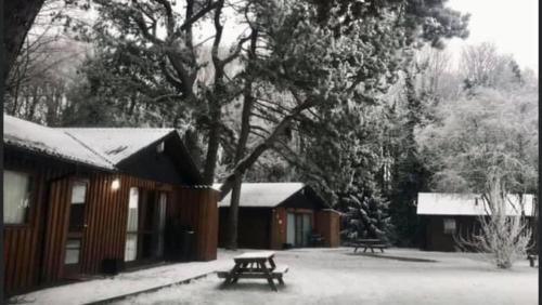 Beech Lodge 2 Hot Tub saat musim dingin