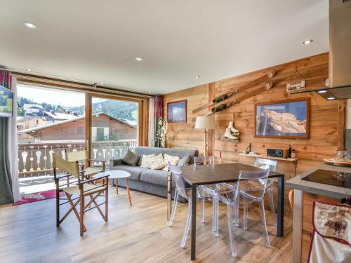 un salon avec un canapé, une table et des chaises dans l'établissement Appartement 1 Chambre pour 4 à 6 Pers, Proche Centre et Pistes, Parking Inclus - FR-1-685-63, aux Gets