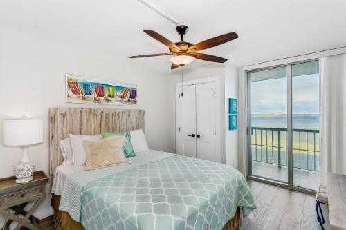 - une chambre avec un lit et un ventilateur de plafond dans l'établissement Tristan Towers 3A, à Pensacola Beach