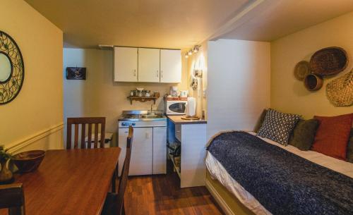 Η κουζίνα ή μικρή κουζίνα στο The Fraser River's Edge B&B Lodge