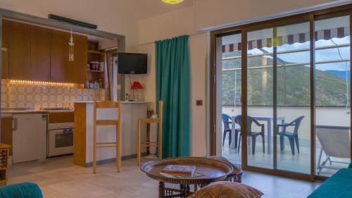 una cucina e una sala da pranzo con vista su un balcone di Juliet - apartment in Liguria 5 Terre UNESCO site a Levanto