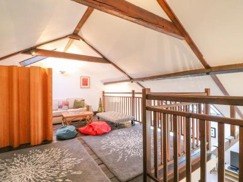 uma sala de estar com vigas de madeira em Barley Mews em Weymouth