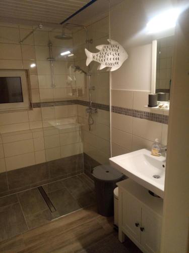 a bathroom with a shower and a sink at Ferienbungalow FeWo Eutin Süsel Sierksdorf Strand Ostsee in Süsel