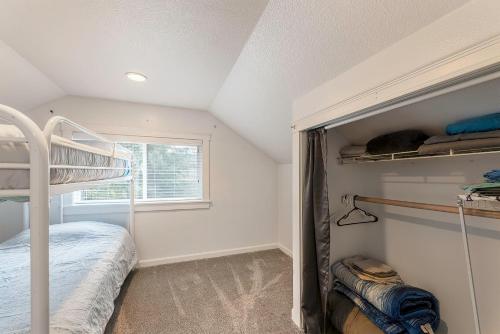 1 Schlafzimmer mit 2 Etagenbetten und einem Fenster in der Unterkunft Serene Cottage in the Woods in Kelso