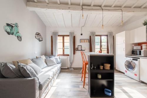 een woonkamer met een bank en een tafel bij Design Center Florence APT - HomeUnity in Florence