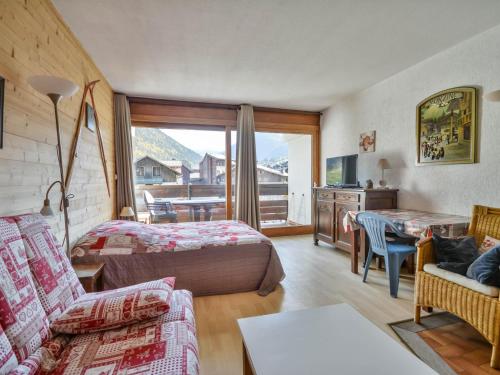 pokój hotelowy z łóżkiem i salonem w obiekcie Studio centre Morzine, balcon, parking, proche remontées - FR-1-684-51 w mieście Morzine