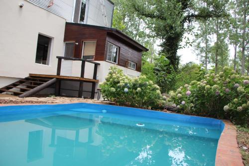une maison avec une piscine dans la cour dans l'établissement CASA EDÉN exclusiva y cómoda casona de descanso a tan solo 1 hora de Bs As, à Tigre
