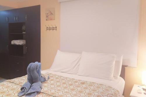 a bed with a stuffed animal on top of it at Casita Independiente, Ubicada Atrás de Nuestra Casa in David