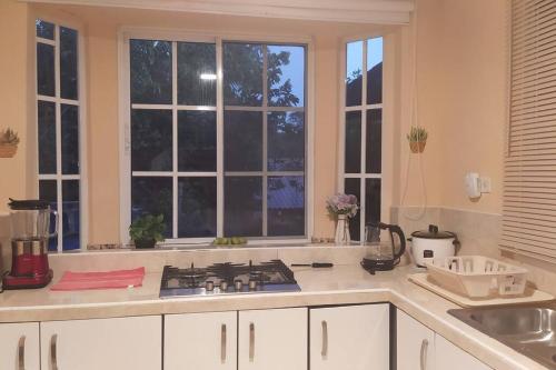 una cucina con piano cottura forno superiore accanto a una finestra di Casita Independiente, Ubicada Atrás de Nuestra Casa a David