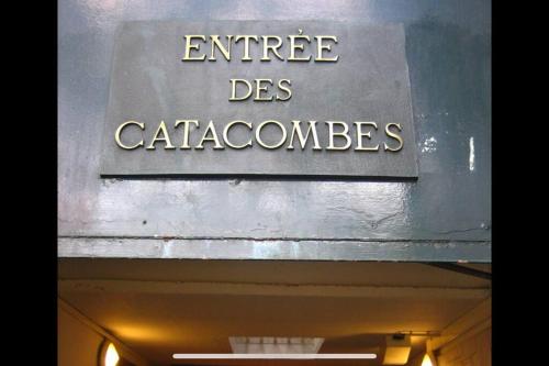 a sign that reads entrance des cartagogues on a building at Studio Glacière in Paris