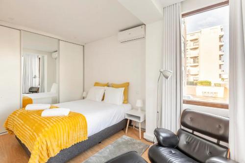 1 dormitorio con cama, sofá y ventana en I Love Vila do Conde, en Vila do Conde