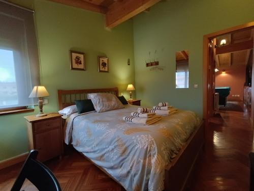 1 dormitorio con 1 cama en una habitación con paredes verdes en Cuarenta y Ocho Luces, en Burgos