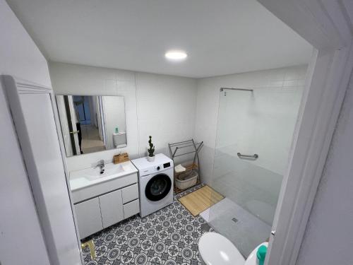 een badkamer met een wasmachine en een wasmachine bij Zar El Campello in El Campello