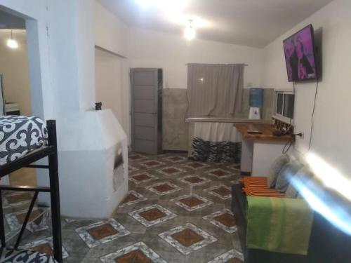 een kamer met een woonkamer met een open haard. bij El jazmín in Villa Santa Cruz del Lago