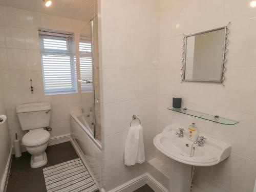 une salle de bain blanche avec un lavabo et des toilettes dans l'établissement Redshank, à Morpeth