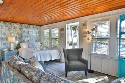 - un salon avec un canapé et une table dans l'établissement 5 - Seahorse Cottages, à St. Pete Beach