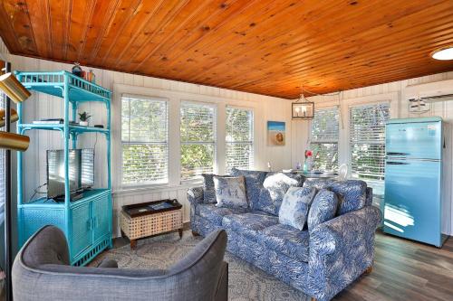 - un salon avec deux canapés et une armoire bleue dans l'établissement 5 - Seahorse Cottages, à St. Pete Beach