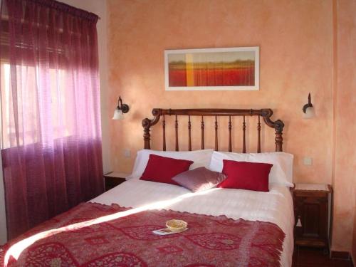 sypialnia z dużym łóżkiem z czerwonymi poduszkami w obiekcie Finca La Josa, Candeleda, Gredos, VUTAV397 w mieście Candeleda