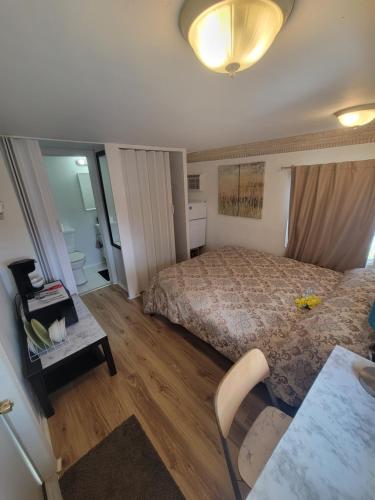 a hotel room with a bed and a table and a table sidx sidx at 1. Great room for rent, Individual entrance, private bathroom, beautiful lake, in manufactured home, 5 min from Hard Rock Hotel Casino in Davie