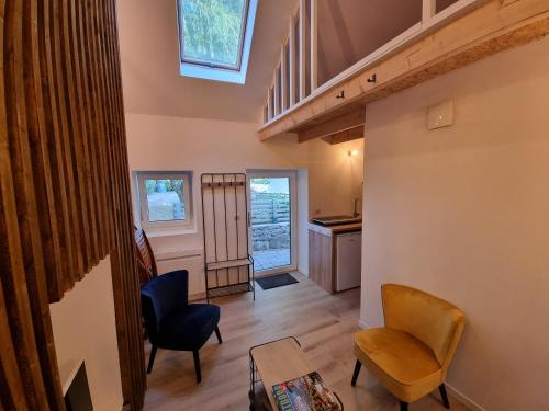 un salon avec deux chaises et une table dans l'établissement La Grange de l'Aber Ildut, à Brélès