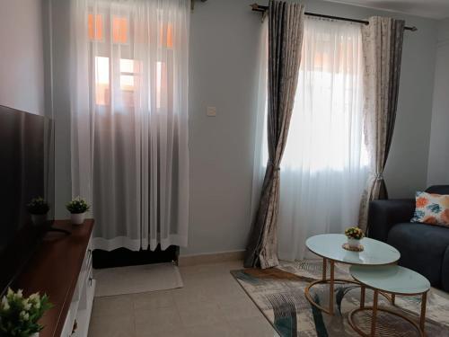 sala de estar con sofá y mesa en Epic homes, Secure1 bedroom furnished partment, ample Parking and WiFi available, en Nyeri