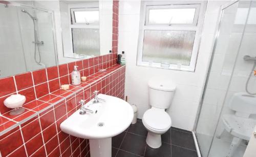Wideopen في Seaton Burn: حمام به مرحاض أبيض ومغسلة