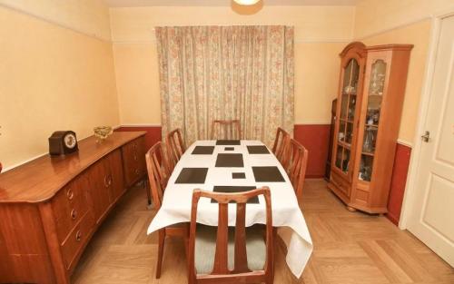 uma sala de jantar com mesa e cadeiras em Wideopen em Seaton Burn