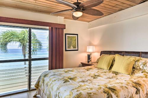 1 dormitorio con 1 cama y ventilador de techo en Beachfront Lahaina Condo - Featured on HGTV!, en Kahana