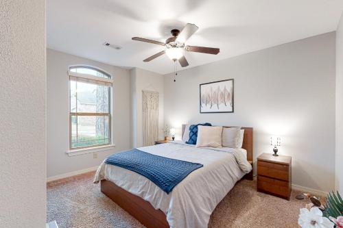 una camera con letto e ventilatore a soffitto di The Audrey a Fayetteville