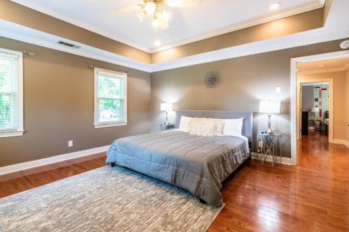 Un dormitorio con una cama y un techo. en Memories by the Lake, en Gainesville