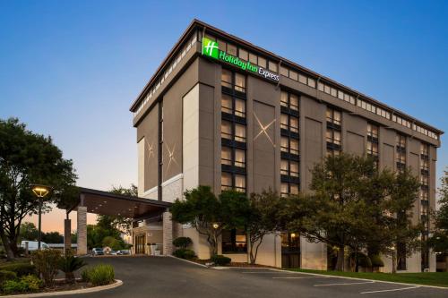 un hotel con un cartel en la parte delantera en Holiday Inn Express - San Antonio Airport, an IHG Hotel en San Antonio