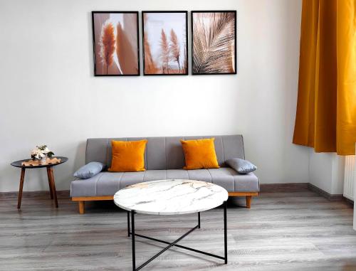 un soggiorno con divano e tavolo di Adonis Apartment a Vienna