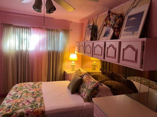 - une chambre avec un lit et une table avec une lampe dans l'établissement Paradise at Canyon Lake, à Canyon Lake