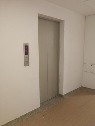 an empty room with a white wall and a door at Apartamento vista a la montaña in Girardot